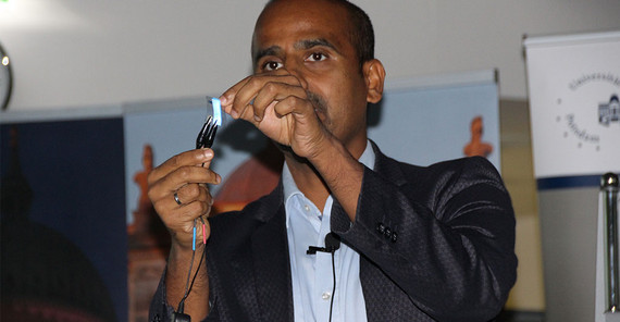 Prof. Dr. Amitabh Banerji präsentiert seine Lehr-Lernbox zu organischen LEDs und Solarzellen | Foto: Dr. Franziska Pruin Prof. Dr. Amitabh Banerji präsentiert seine Lehr-Lernbox zu organischen LEDs und Solarzellen | Foto: Dr. Franziska Pruin