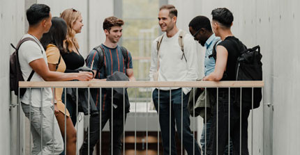 Studierende auf dem Campus Griebnitzsee stehen am Treppengeländer