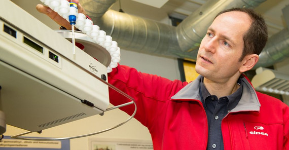 Prof. Dr. Heiko Michael Möller in seinem Labor am NMR-Spektrometer (Karla Fritze) Prof. Dr. Heiko Michael Möller in seinem Labor am NMR-Spektrometer (Karla Fritze)