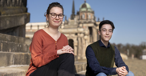 Zwei junge Frauen auf der Treppe des Süd-Communs am Neuen Palais