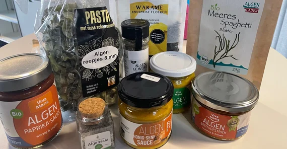 Nahrungsprodukte mit Algenzusatz, darunter diverse Auftstriche und Nudelprodukte.