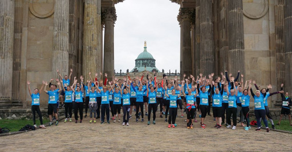 Die „UP Runners“ vor der Kolonnade am Neuen Palais. Bild ohne Verlinkung; Die „UP Runners“ vor der Kolonnade am Neuen Palais