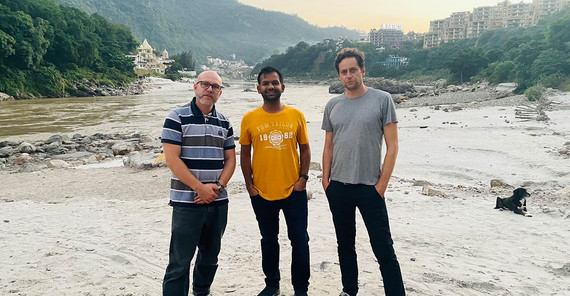 Dr. Jürgen Mey (l.) und Prof. Ankit Agarwal (m.) zusammen mit Dr. Wolfgang Schwanghart. Dr. Jürgen Mey (l.) und Prof. Ankit Agarwal (m.) am Ganges zusammen mit dem Potsdamer Kollegen Dr. Wolfgang Schwanghart (r.).