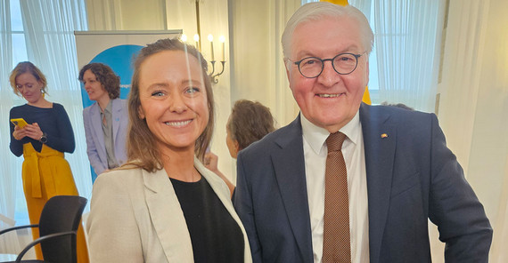 Christina Wolff, Gleichstellungsbeauftragte der UP, mit Bundespräsidenten Frank-Walter Steinmeier Christina Wolff, Zentrale Gleichstellungsbeauftragte der Universität Potsdam, mit dem Bundespräsidenten Dr. Frank-Walter Steinmeier.
