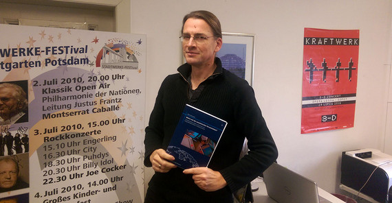 Dr. Maik Wienecke mit seinem neuen Buch Auf dem Fot ist Dr. Maik Wienecke mit seinem neuen Buch „Wohin mit der sozialistischen Persönlichkeit? Transformatives Lehren und Lernen von Geographielehrkräften in Ostdeutschland“ zu sehen. Das Foto ist von Tim Bräsel.