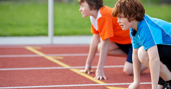 Seit 2009 erhebt die EMOTIKON-Studie die motorische Fitness in allen dritten Klassen Brandenburgs. Zwei Jungen in Startposition für einen Lauf.