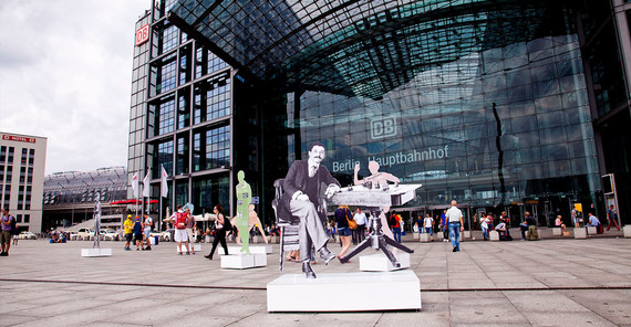 Bei der Eröffnung der Ausstellung vor dem Berliner Hauptbahnhof 2015. Bei der Eröffnung der Ausstellung vor dem Berliner Hauptbahnhof 2015.