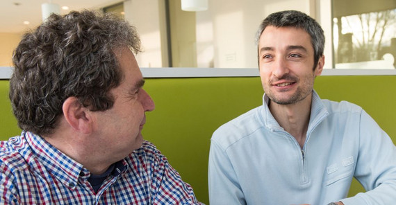 Dr. Boban Arsenijevic (r.) im Gespräch mit seinem Gastgeber Prof. Dr. Gisbert Fanselow. Foto: Karla Fritze Dr. Boban Arsenijevic (r.) im Gespräch mit seinem Gastgeber Prof. Dr. Gisbert Fanselow. Foto: Karla Fritze