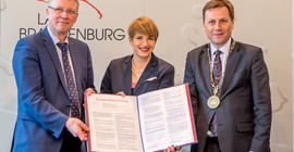 Christoph Meinel, Direktor und Geschäftsführer des Hasso-Plattner-Instituts, Wissenschaftsministerin Martina Münch und Oliver Günther, Präsident der Universität Potsdam, präsentieren den Kooperationsvertrag, die Grundlage der neuen Digital Engineering Fakultät der Universität Potsdam. Foto: Karla Fritze.