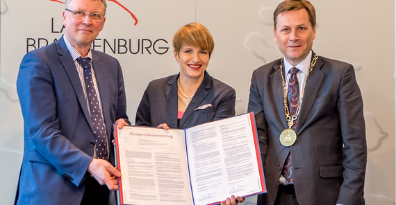 Christ Christoph Meinel, Direktor und Geschäftsführer des Hasso-Plattner-Instituts, Wissenschaftsministerin Martina Münch und Oliver Günther, Präsident der Universität Potsdam, präsentieren den Kooperationsvertrag, die Grundlage der neuen Digital Engineering Fakultät der Universität Potsdam. Foto: Karla Fritze.