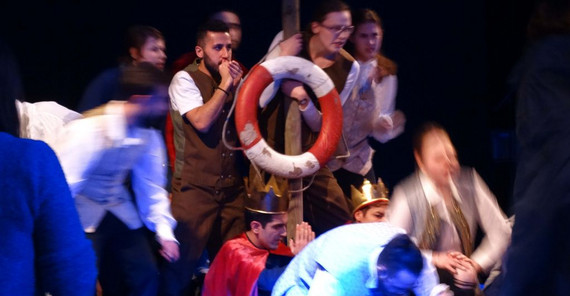 Foto: Das Integrationstheater „Sanssouci avec Shakespeare“ führt die Komödie „Der Sturm“ in mehreren Sprachen auf (Foto: Uni Potsdam/Iyad Krayem) Foto: Das Integrationstheater „Sanssouci avec Shakespeare“ führt die Komödie „Der Sturm“ in mehreren Sprachen auf (Foto: Uni Potsdam/Iyad Krayem)