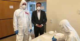 Der Präsident der Universität Potsdam, Prof. Oliver Günther, Ph.D. bei der mobilen Teststation auf dem Campus Am Neuen Palais. | Foto: Dr. Silke Engel