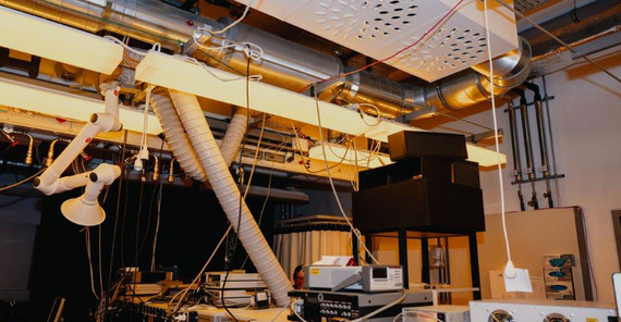 Zu Besuch in den Laboren der Arbeitsgruppe von Dieter Neher, Professor für Physik und Optoelektronik Zu Besuch in den Laboren der Arbeitsgruppe von Dieter Neher, Professor für Physik und Optoelektronik Weicher Materie: Hier werden die Solarzellen mithilfe von Lasern getestet und ihre Eigenschaften untersucht.