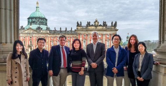 Prof. Dr. Florian J. Schweigert (3.v.l.), Erica Huang, CEO bei TechCode Global (4.v.l.) und Emon Wang, Geschäftsführer von TechCode Germany (3.v.r). Foto: Kuang Dai Prof. Dr. Florian J. Schweigert (3.v.l.), Erica Huang, CEO bei TechCode Global (4.v.l.) und Emon Wang, Geschäftsführer von TechCode Germany (3.v.r). Foto: Kuang Dai