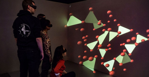 Einführung von Studierenden in die Simulation von Geomaterialien, hier im 3D-Visualisierungs-Labor von Dr. Gerold Zeilinger. | Foto: Corinna Kallich. Einführung von Studierenden in die Simulation von Geomaterialien, hier im 3D-Visualisierungs-Labor von Dr. Gerold Zeilinger. | Foto: Corinna Kallich.