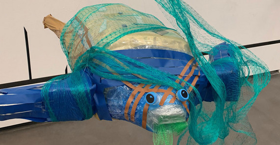 Tom Klaar und Louisa Wenige: „Die Schildkröte im Fischernetz“ 2021 Schildkröte im Fischernetz als Tape Art-Skulptur. Das Foto ist von Antje Horn-Conrad.