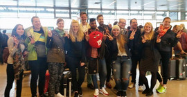 Gruppenfoto der Studierenden am Flughafen in Berlin Tegel