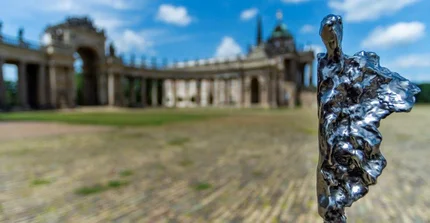 Der Voltaire-Preis, im Hintergrund der Campus Neues Palais