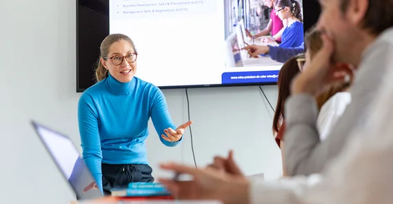 Frau berät Menschen.