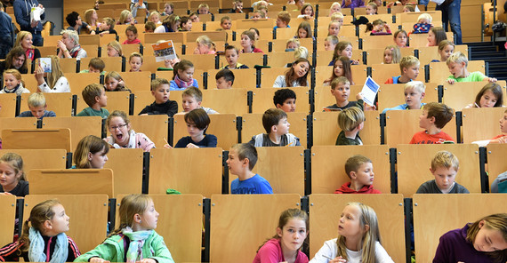 Kinder-Uni (Foto: Karla Fritze) Kinder in einem Hörsaal während einer Vorlesung