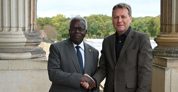 Der Botschafter von Ghana in Deutschland, Prof. Ohene Adjei, und der Präsident der Universität Potsdam, Prof. Oliver Günther, Ph.D. posieren für ein Foto. Sie schütteln die Hände.