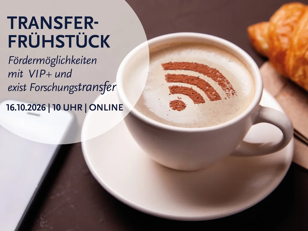 Eine Tasse mit schaumiger Oberfläche, darauf gestreutes braunes Pulver in W-LAN-Zeichenform.