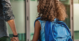 Kind läuft an der Hand eines Erwachsenen. Das Foto ist von AdobeStock/InsideCreativeHouse.