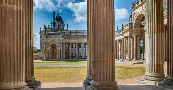 Kolonnade am Neuen Palais mit Hauptgebäude der Universität (Karla Fritze) Kolonnade am Neuen Palais mit Hauptgebäude der Universität (Karla Fritze)