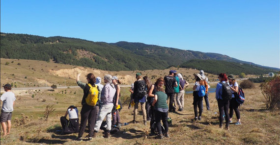 Potsdamer Geowissenschaftler bei der Diskussion der nordanatolischen Verwerfungszone. Im Hintergrund ist ein See zu sehen, der durch die seitliche Verschiebung und Heraushebung des langestreckten Hügels entstanden ist. Foto: Ariane Müting Potsdamer Geowissenschaftler bei der Diskussion der nordanatolischen Verwerfungszone. Im Hintergrund ist ein See zu sehen, der durch die seitliche Verschiebung und Heraushebung des langestreckten Hügels entstanden ist. Foto: Ariane Müting
