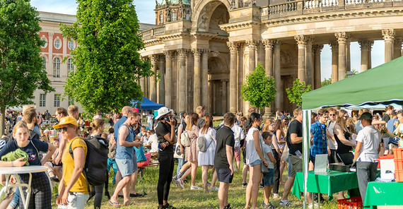 Viel Andrang beim Campus Festival, auf der Wiese an der Kolonnade am Neuen Palais. Vielen Menschen beim Campus Festival auf der Wiese an der Kolonnade am Neuen Palais.