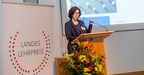 Dr. Kerstin Reibold, Trägerin des Landeslehrpreises 2022 bei ihrer Dankesrede. Dr. Kerstin Reibold, Trägerin des Landeslehrpreises 2022 bei ihrer Dankesrede.