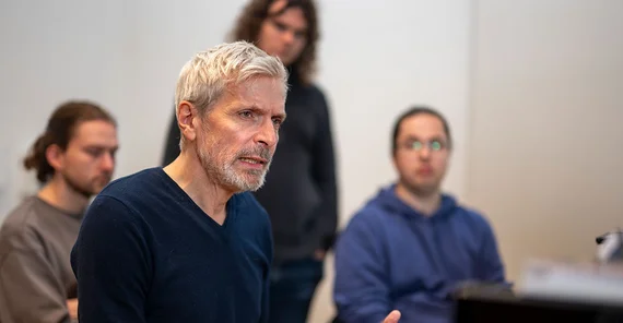 Jan Gerdes im Vordergrund, im Hintergrund seine Studenten.