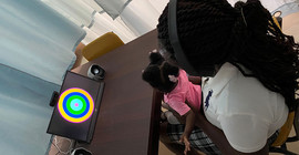 Sprachstudie in Gahana. Mutter und Baby sitzen vor einem Bildschirm