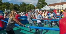 Studierende agieren als Tiscgfußballfiguren beim Spiel