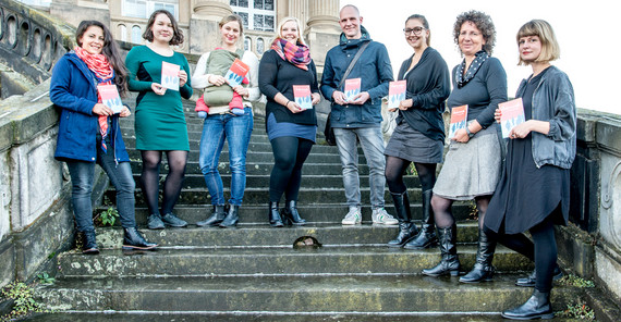 Die Die „Macher“ des Buches (v.l.n.r.): Linn Schulz, Aline Kanis, Lena Rabolt, Julia Willems, Patrick Tolxsdorf, Christina Flügel, Petra Lenz, Dorothee Mitteldorf. Es fehlen Anne Luther, Susanne Lauks, Vanessa Schilling und Tobias Schweiger (Grafiker). Foto: Karla Fritze.