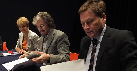 Präsident Prof. Oliver Günther, Ph.D. (Uni Potsdam), Rektor Carlos Ruta (UNSAM) und Wissenschaftsministerin Dr. Martina Münch (V.r.n.l.) (Foto: Pablo Carrera Oser). 2 Männer und 1 Frau an einem Tisch beim anschauen von Unterlagen