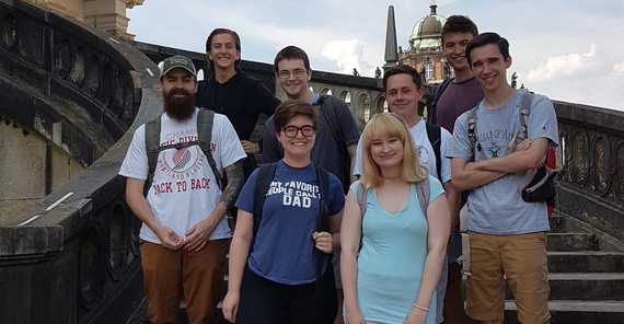 Studierende des College of William & Mary aus den USA. Foto: Carolin Krafzik. Studierende des College of William & Mary aus den USA auf der Treppe von Haus 9 am Neuen Palais. Foto: Carolin Krafzik.