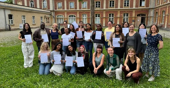 Teilnehmende der SDA 2025 mit ihren Abschlusszertifikaten