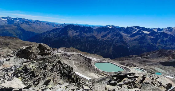 Eine hochalpine Berglandschaft mit kleinen Seen.