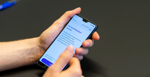 Das Start-up memodio entwickelt eine App zur Demenzvorsorge Jemand hält ein Smartphone in den Händen und hat die App von memodio geöffnet.
