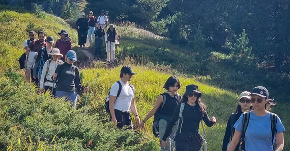 Studierende wandern bergab.
