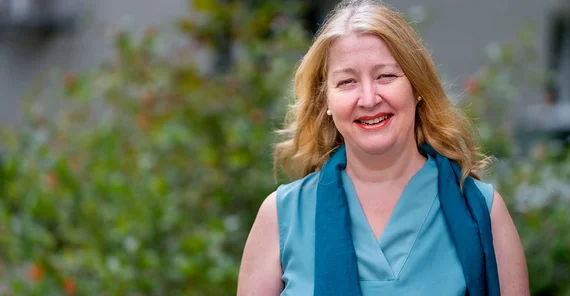 Auf dem Foto ist Dörte Esselborn, Leiterin der Einrichtung Service für Familien an der Universität Potsdam, zu sehen. Das Foto ist von Tobias Hopfgarten.