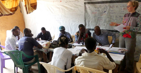 Prof. Dr. Marcia Schenck (r.) während ihres Global-History-Lab-Kurses im Flüchtlingscamp Kakuma Prof. Dr. Marcia Schenck (r.) während ihres Global-History-Lab-Kurses im Flüchtlingscamp Kakuma