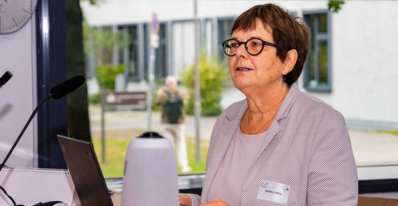 Vizepräsidentin Prof. Dr. Barbara Höhle Vizepräsidentin für Forschung, wissenschaftliche Qualifizierungsphase und Chancengleichheit Prof. Dr. Barbara Höhle beim Kickoff Meeting des Sonderforschungsbereichs (SFB) 1644 „Phänotypische Plastizität bei Pflanzen“.