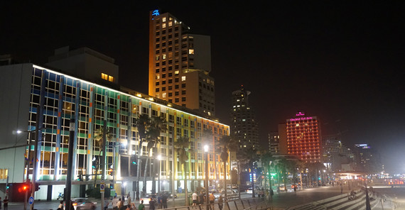 Tel Aviv. Der Strand und die Promenade bei Nacht.