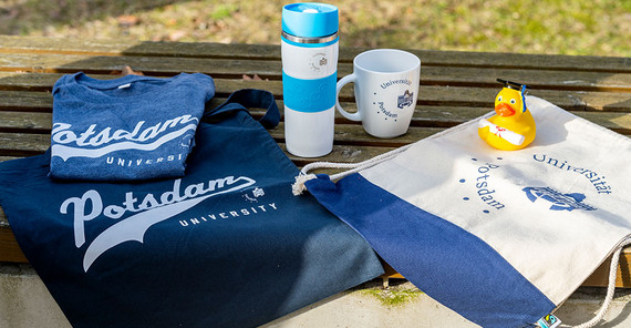 Produkte aus dem UNIshop | Foto: Tobias Hopfgarten Produkte aus dem UNIshop | Foto: Tobias Hopfgarten