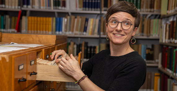 Luise Czajkowski, wissenschaftliche Mitarbeiterin am Institut für Germanistik. Luise Czajkowski während des Interviews.