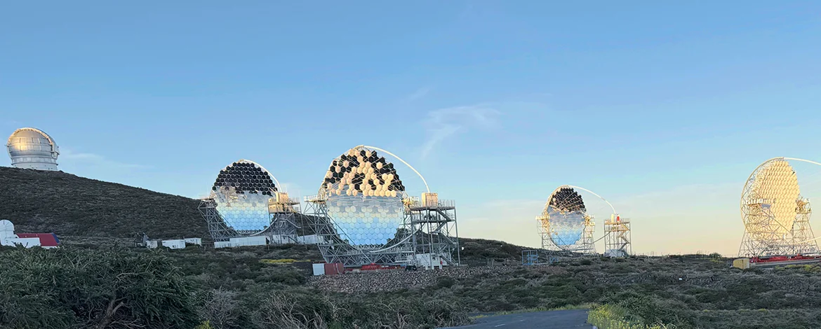 Landschaft mit einigen Teleskopen, die teilweise noch gebaut werden - 