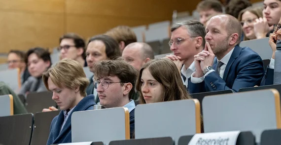 Gäste bei der Eröffnung des Steuer- und Finanzrechtlichen Instituts der Universität Potsdam im Publikum auf Zuschauerrängen im Hörsaal.