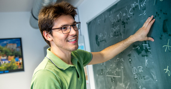 „Was für andere das Rätsellösen im Sommerurlaub ist, ist mir die Forschung an der Quantenfeldtheorie.“, Foto: Karla Fritze „Was für andere das Rätsellösen im Sommerurlaub ist, ist mir die Forschung an der Quantenfeldtheorie.“, Foto: Karla Fritze